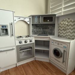 Kid’s Play Kitchen 