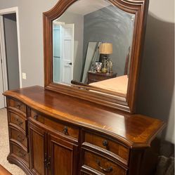 Bedroom Set, Bed, Dresser, 2 Night Stands, 2 Lamps 