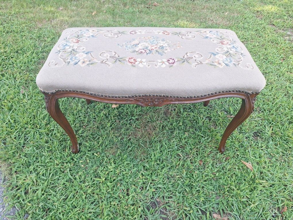 EARLY 20TH CENTURY LOUIS XV FOOTSTOOL OR OTTOMAN.