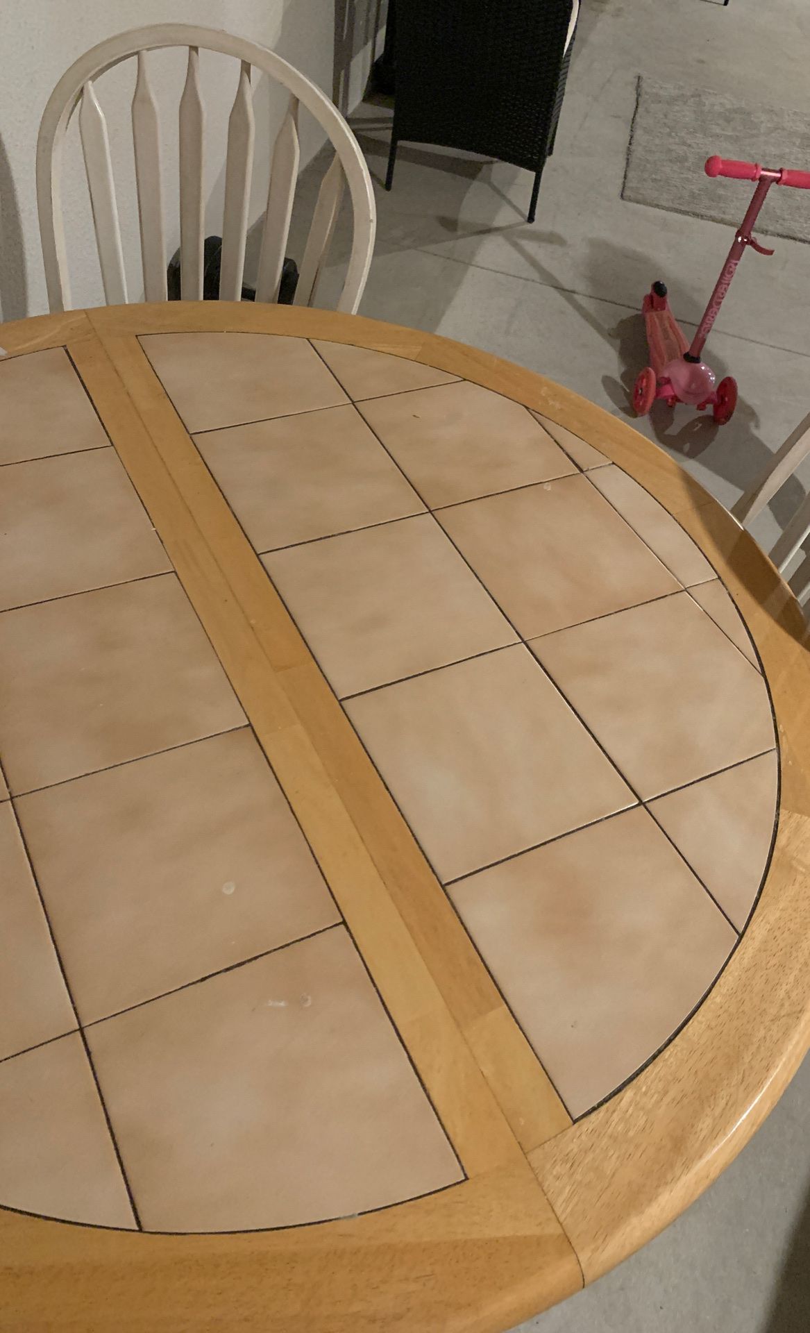 Round kitchen table with 4 chairs and leaf