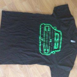 Nueva Camiseta Mediana  Solo Con Diseño Enfrente 