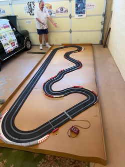 Slot car 1/24 & 1/32 race track layout on board