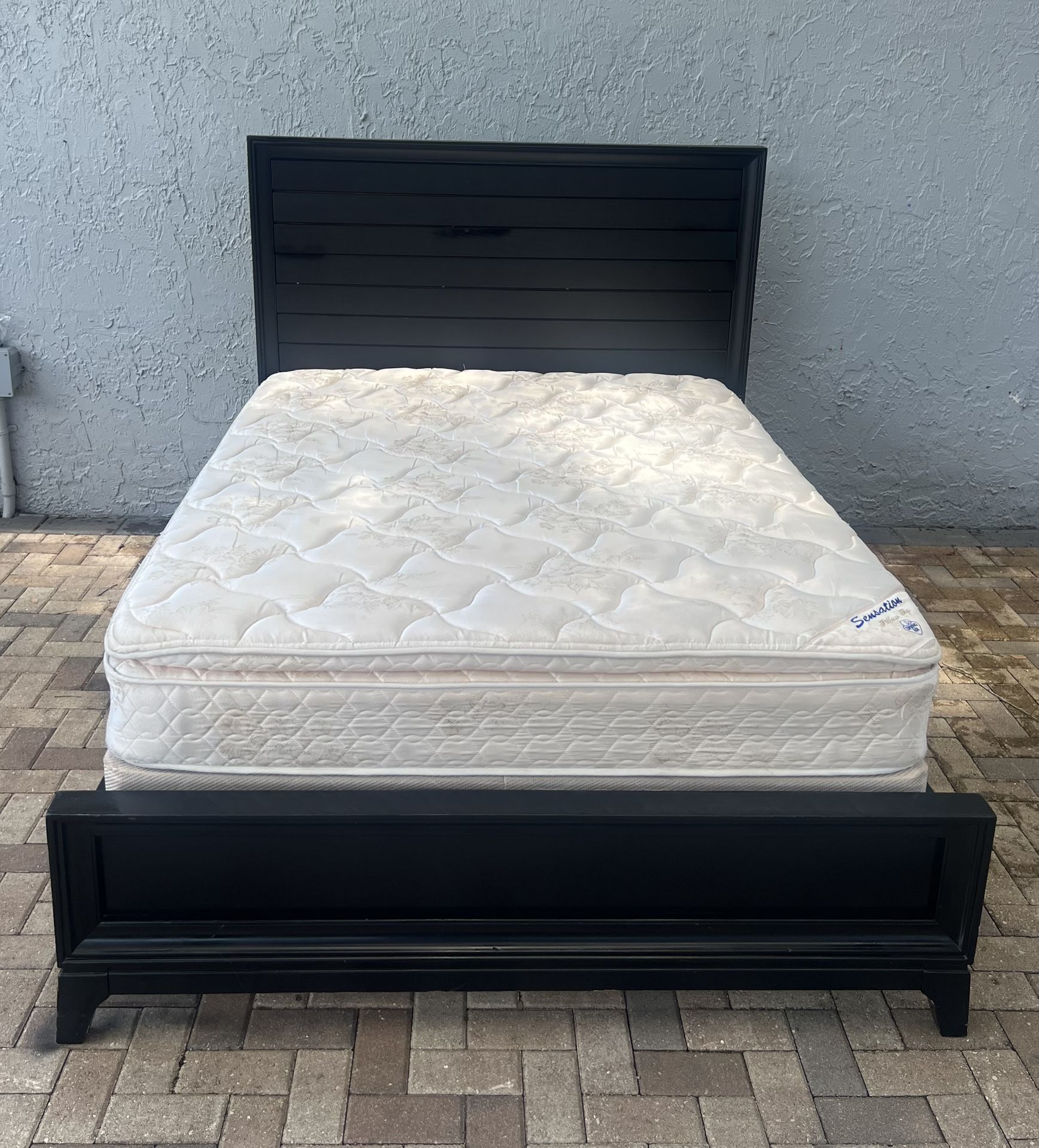 Nice Queen size bed, mattress and boxspring included. Strong and resistant. I can deliver for an additional cost. The bed is in good condition