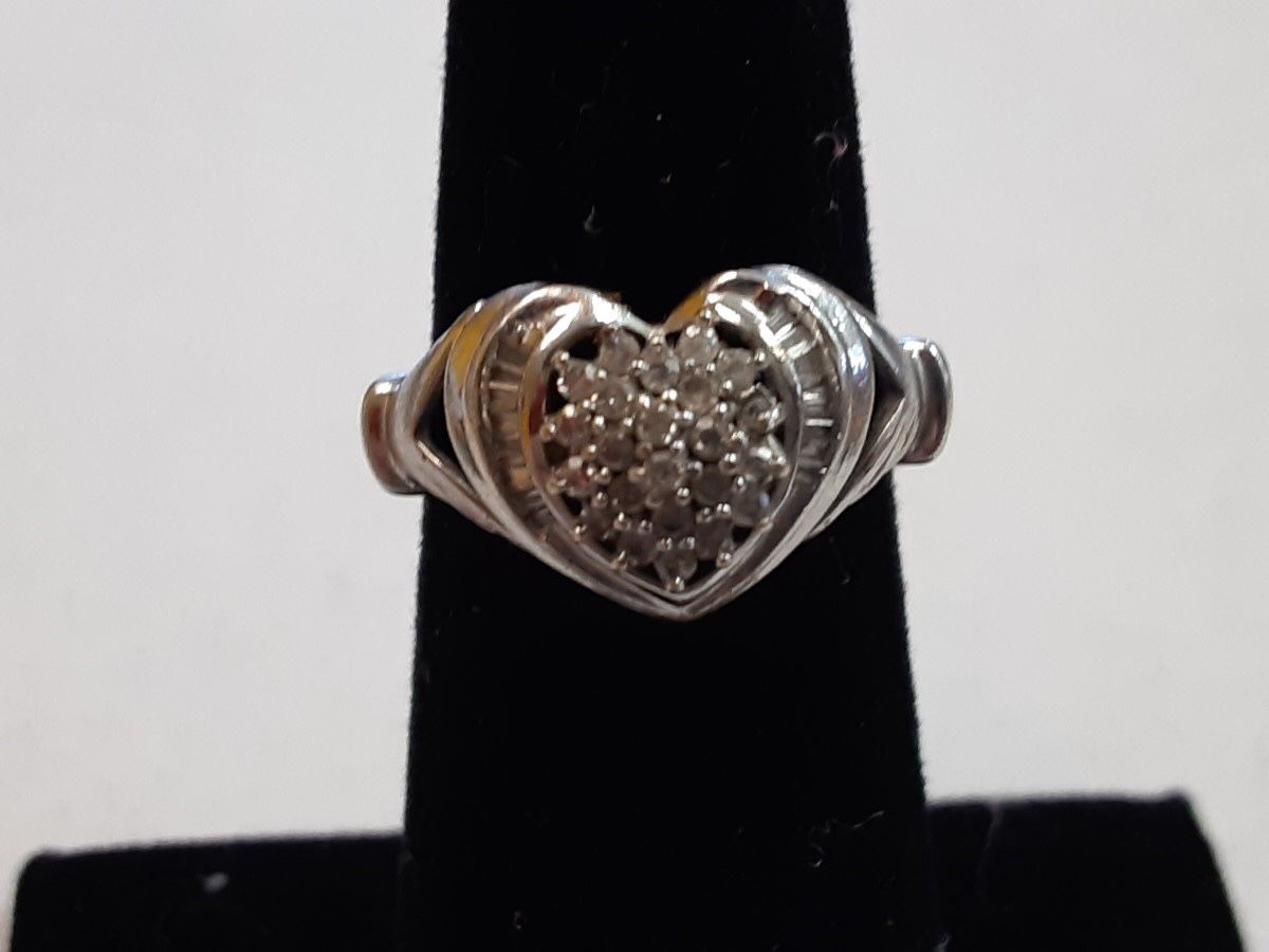 Lady's Diamond Cluster Ring 39 Diamonds .085 Carat T.W. 14K White Gold 3.4g