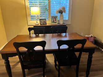 Dinning room table, 4 chairs and matching hutch