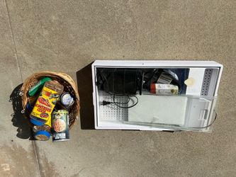 Reptile enclosure with food and heat lamp