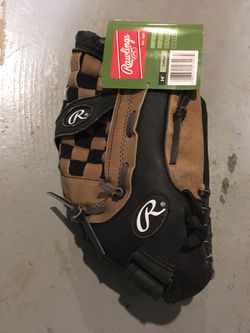 NEW Rawlings glove ( MAKE AN OFFER IT IS NOT $1)