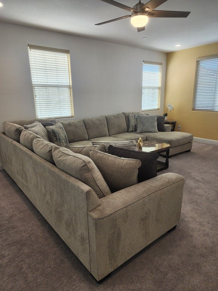Benchcraft® Ardsley 5-Piece Sectional With Chaise