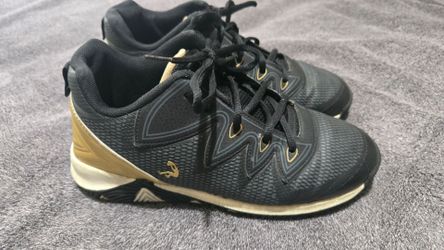 SHAQ BOYS SHOES SIZE 6