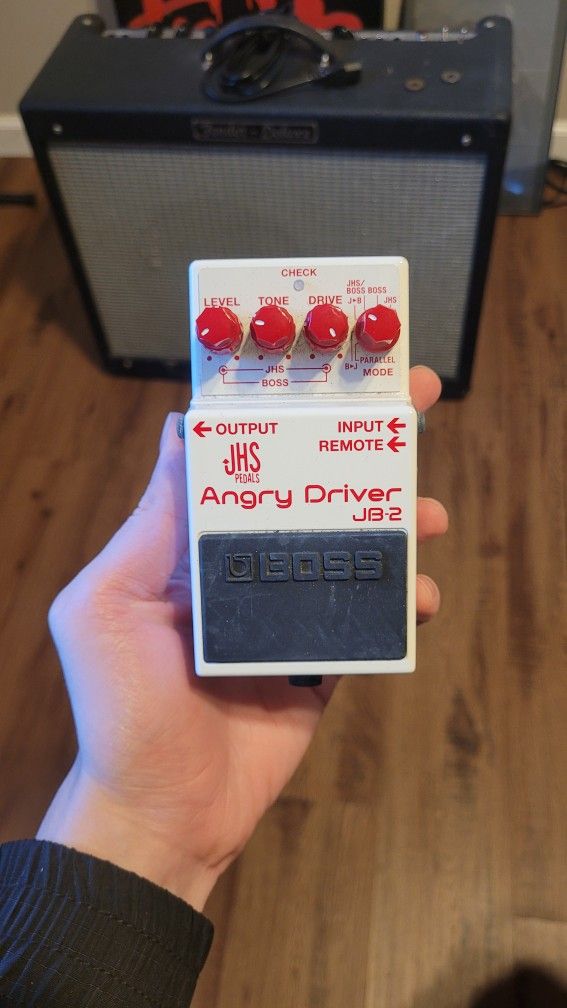 Various guitar pedals (Boss, Diamond, Meris,etc)