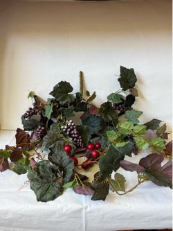 Artificial Grape Leaf Garland Featuring Flexible Branches Decorated with Various Sizes of Grape Leaves and Clusters of Purple Grapes and Separate Red