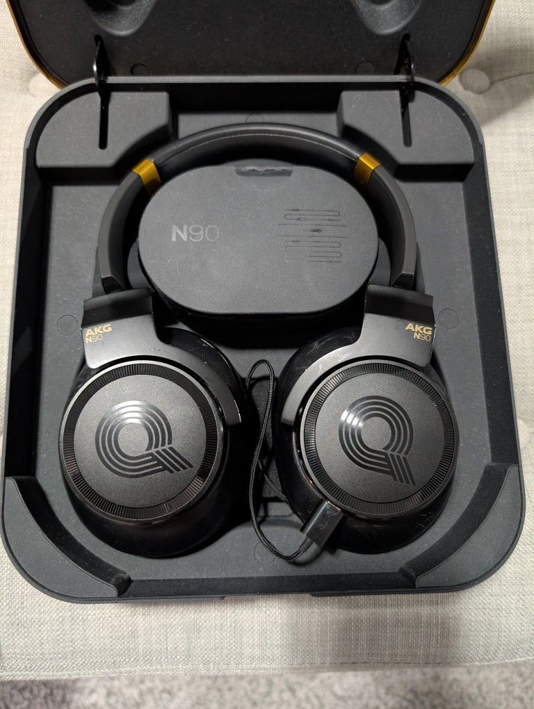 AKG N90Q Headphones