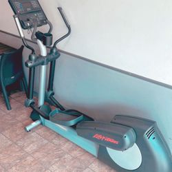 Life Fitness Integrity Series Elliptical Machine. Commercial Gym Equipment. 