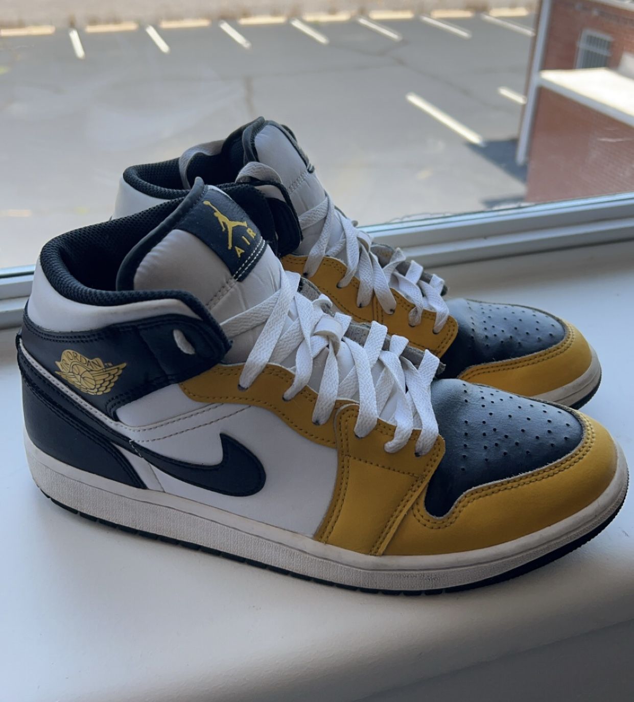 Nike Air Jordan 1 Mid Yellow Ochre Black White DQ8426-701 Size 9.5