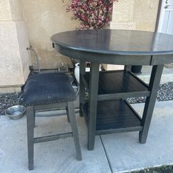 Round Table W/ 4 Stools 