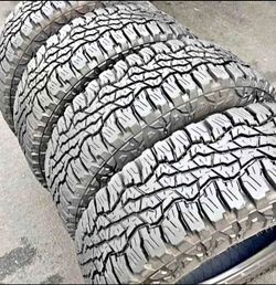 275/70*18 Goodyear Selling a set of 4 tires in excellent condition 🫡