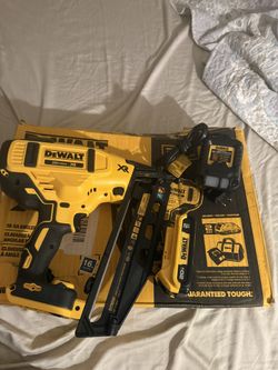 DEWALT 20V MAX XR 16-Gauge Electric Cordless Angled Finishing Nailer Kit