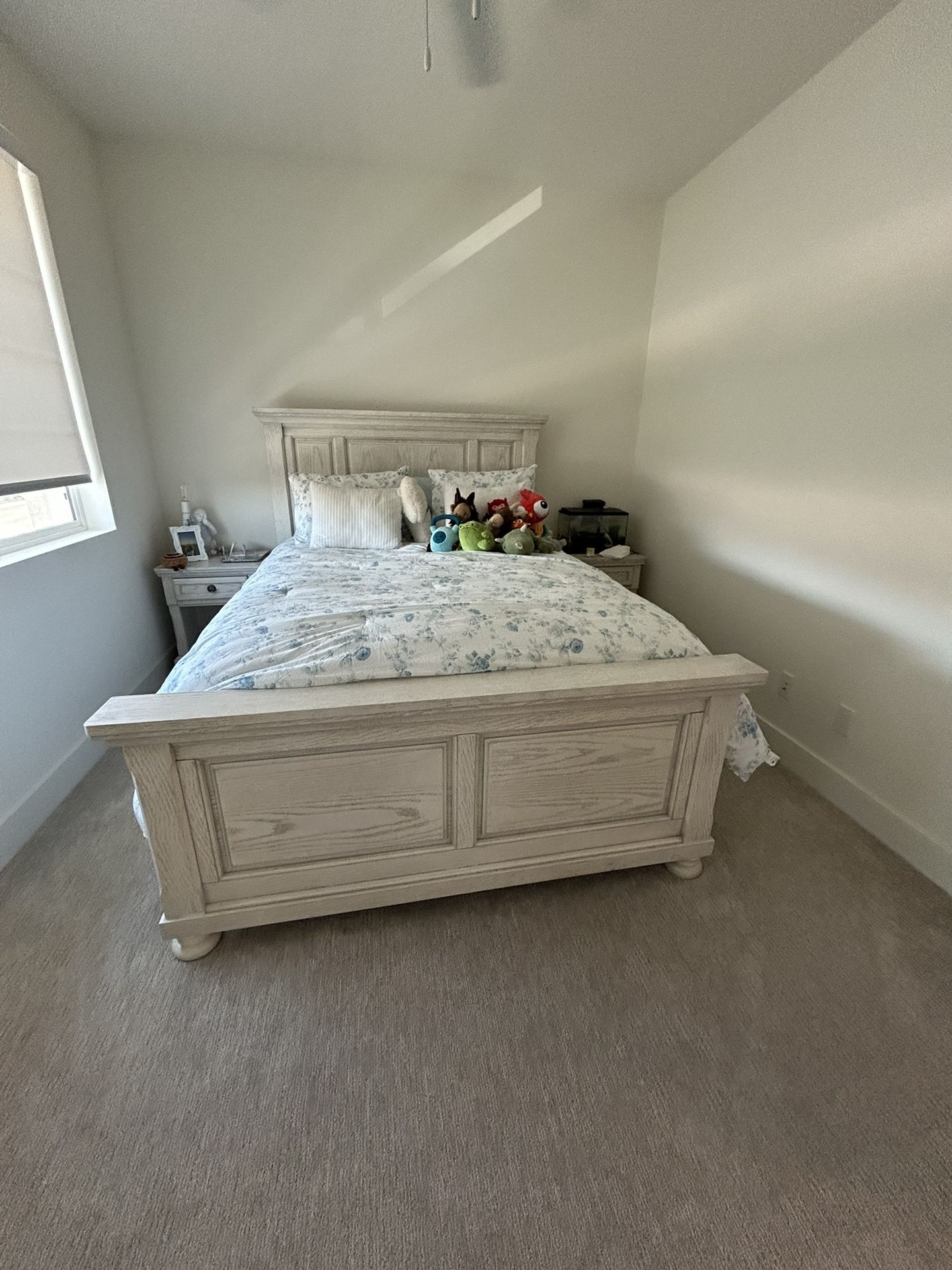 Queen Bedroom Set For Sale Recently Purchased Less Than A Year Old