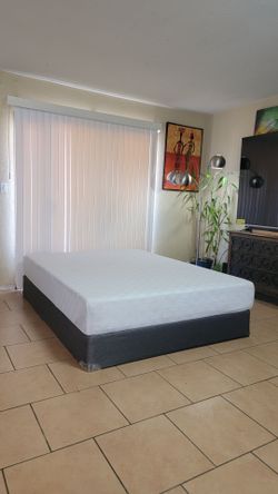 QUEEN SIZE MEMORY FOAM MATTRESS AND BOXSPRING FOR SALE! IN EXCELLENT CONDITION, FREE DELIVERY