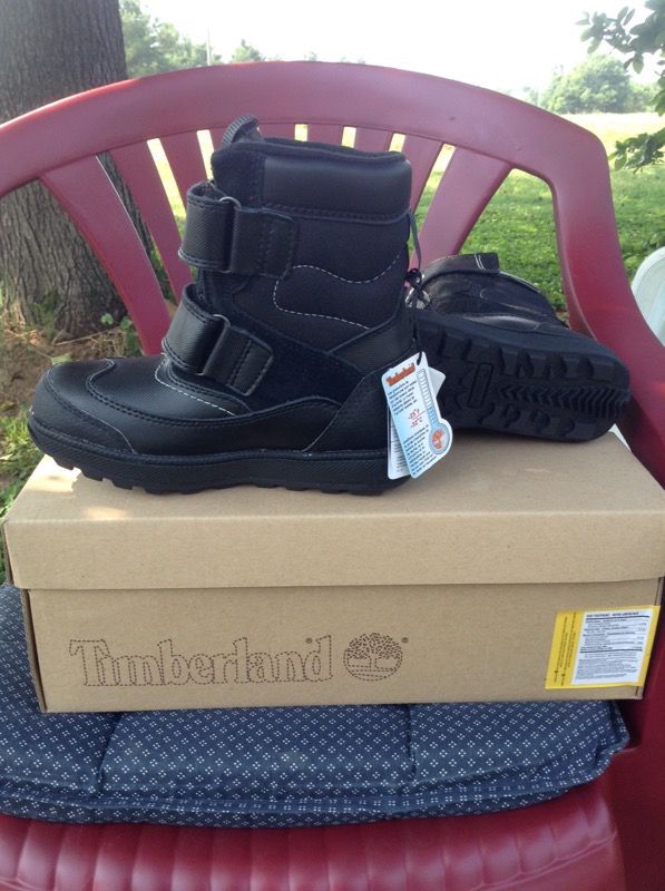 Kids size 13 snow boots brand new water proof