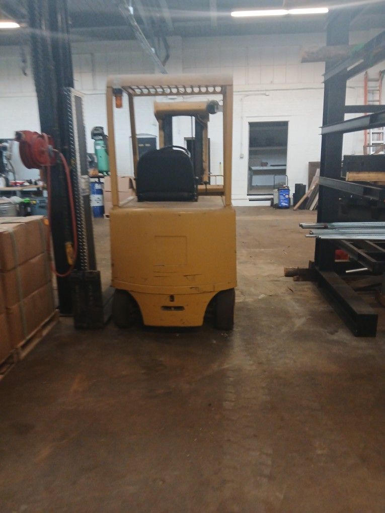 Forklift HYSTER ELECTRIC 7,000lb Battery Weight From 2,700lb To 3,200lb Battery Charger Around 800lb Get Ready For A 11,000lb Or More Has A One Trp