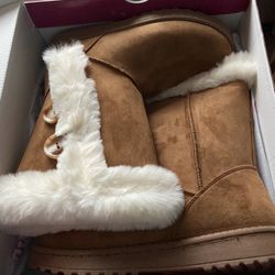 NIB Boots 9