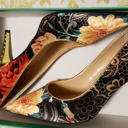 J Reneé velvet pump Size 9W