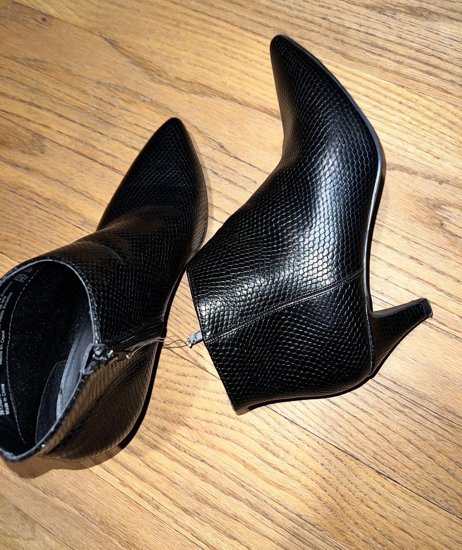Very nice women black Tru Heal Boots like new size(9) only $18