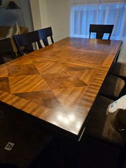Broyhill dinning table for 8 when extended comes with 8 chairs
