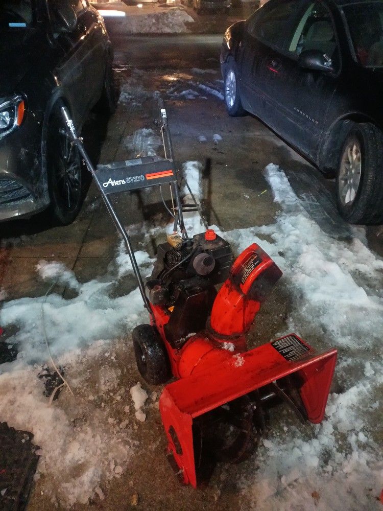 Areins 21" Small Body Snowblower.. ..Starts Easy , Runs Good!!!
