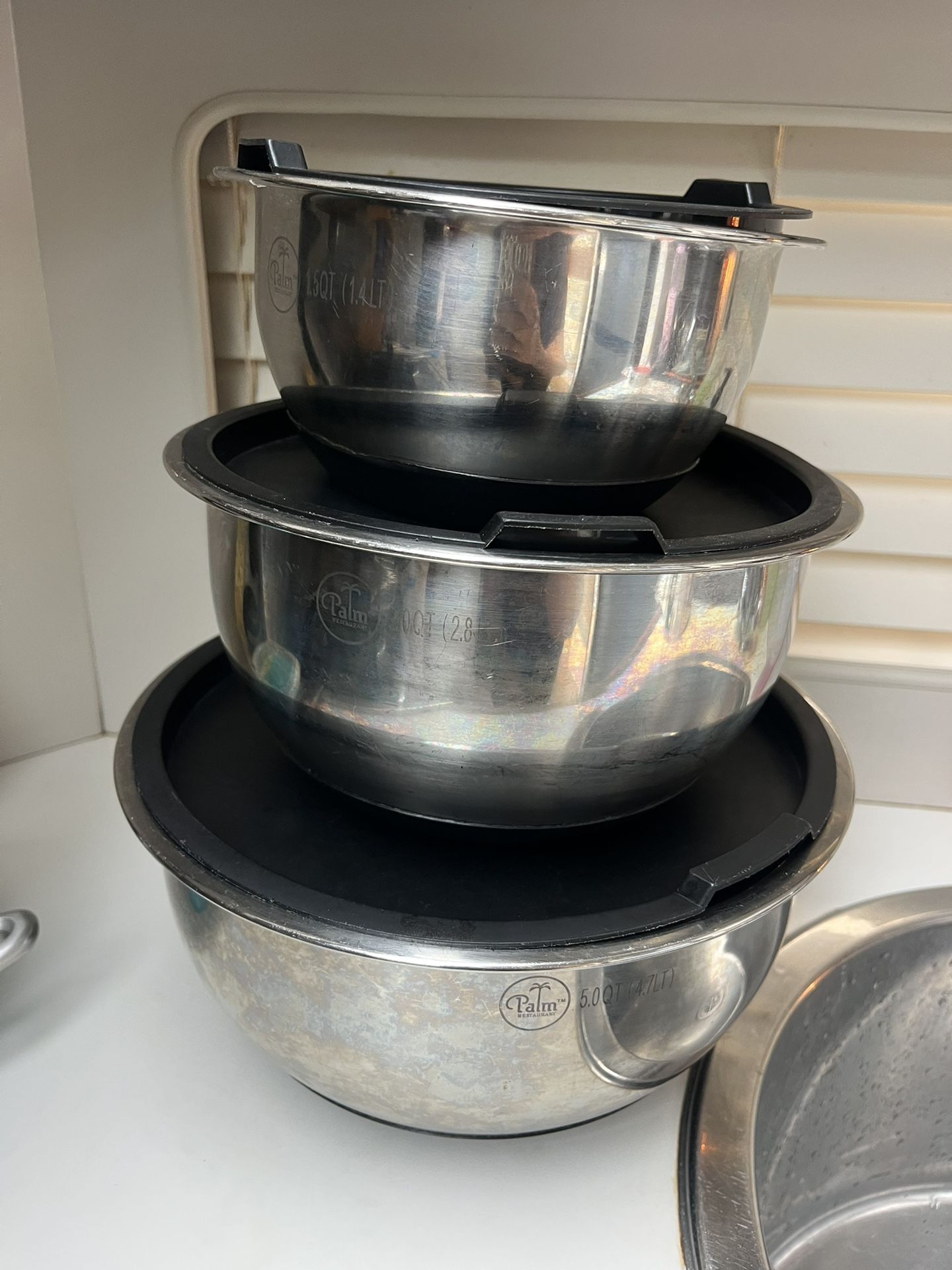 set 3 palm restaurant stainless steel mixing bowls w/ black lids & rubber bottoms 1.5 3 5 quarts