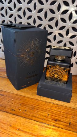 🔥 No es solo un perfume, es una declaración de grandeza.