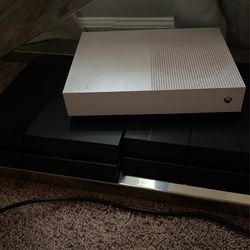 Xbox 1s, 2 Ps4 