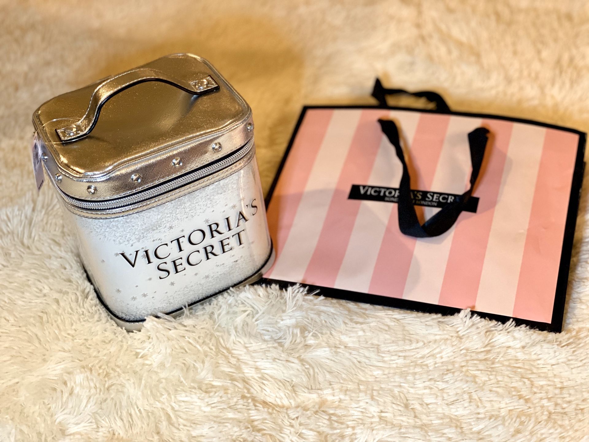 🛍 Victoria’s Secret ⚜️Makeup Bag - NWT