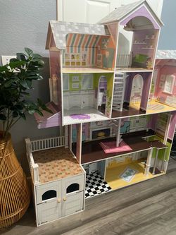 LARGE DOLL HOUSE