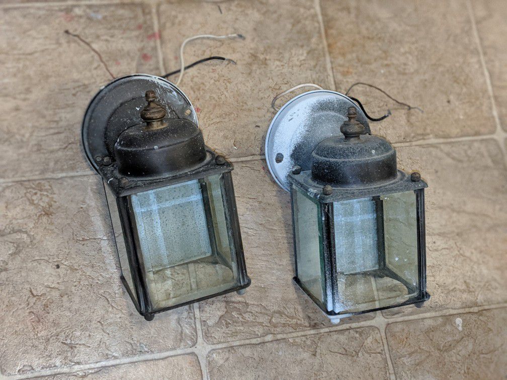 Free. Used working out door lights