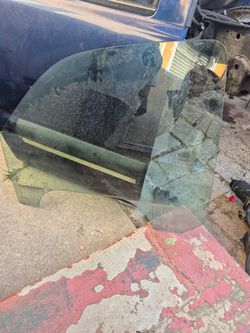 2002 Tahoe Drivers Side Front Door Glass