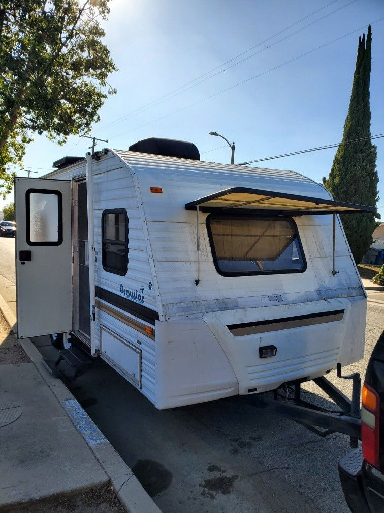1998 Prowler 19ft Travel Trailer. Good Condition However New Roof Will Be Needed.