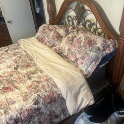Bedroom Set . Queen Size. Very Sturdy . 