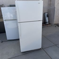 Whirlpool White Top-Freezer Refrigerator (MISSING ALL INSIDE PANELS)