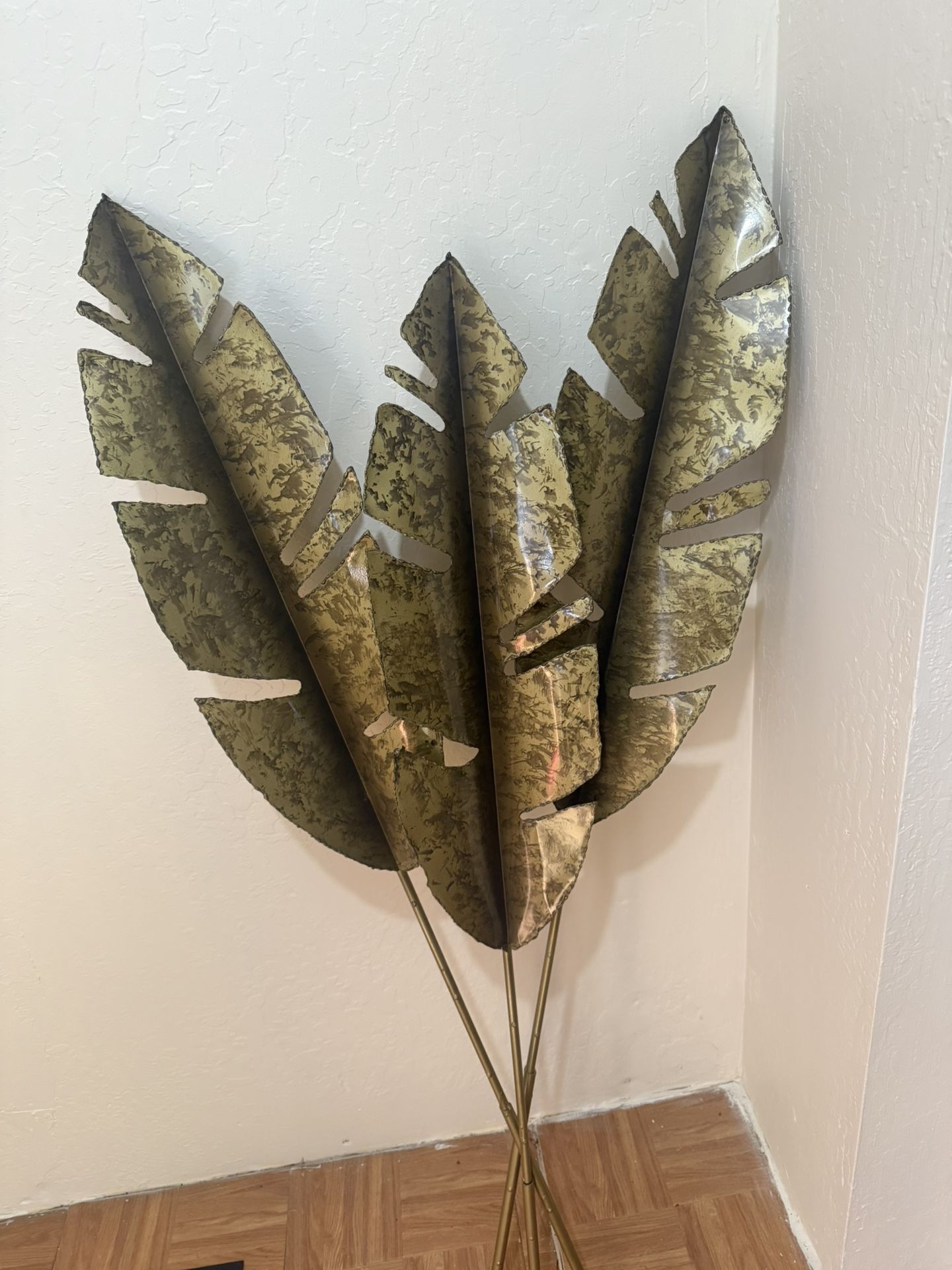 Metal Banana Leaf Floor Sculpture – Antique Gold Finish