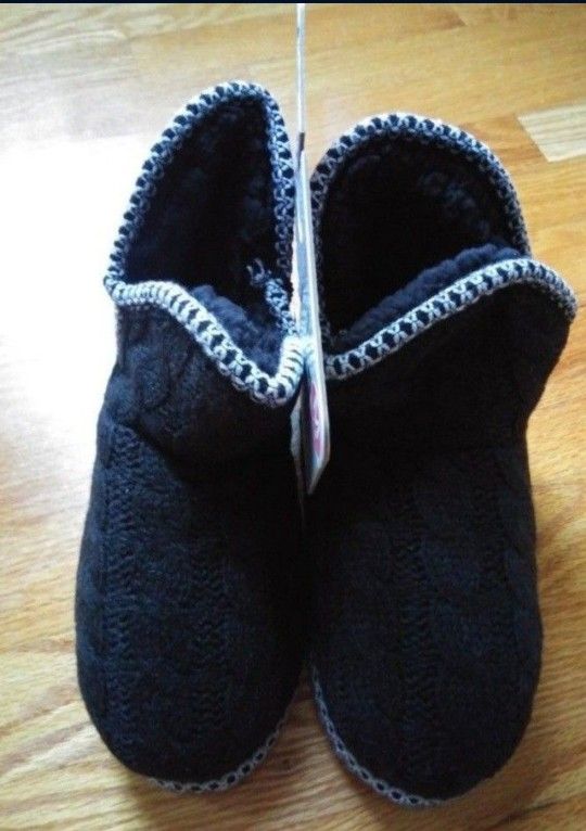 Muk Luks Slippers  Size 7/8  NEW