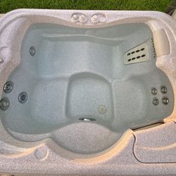 Hot Tub - HotSpring *** Local Delivery Included***