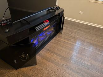 Electric fireplace with remote , also comes with rocks to change from logs