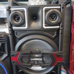 Altavoz de karaoke de 10" con micrófono incluido por el precio de $130
