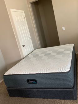 QUEEN BEAUTYREST PRESSURESMART HYBRID MATTRESS AND FREE BOX SPRING