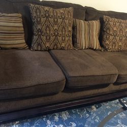 Brown Sofa With 4 Cousions