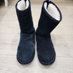 Girl's UGG Size 4