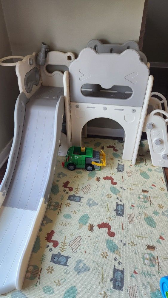 Indoor toddler slide