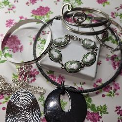 #1596, LOT OF BEAUTIFUL SILVER TONE VINTAGE JEWELRY
